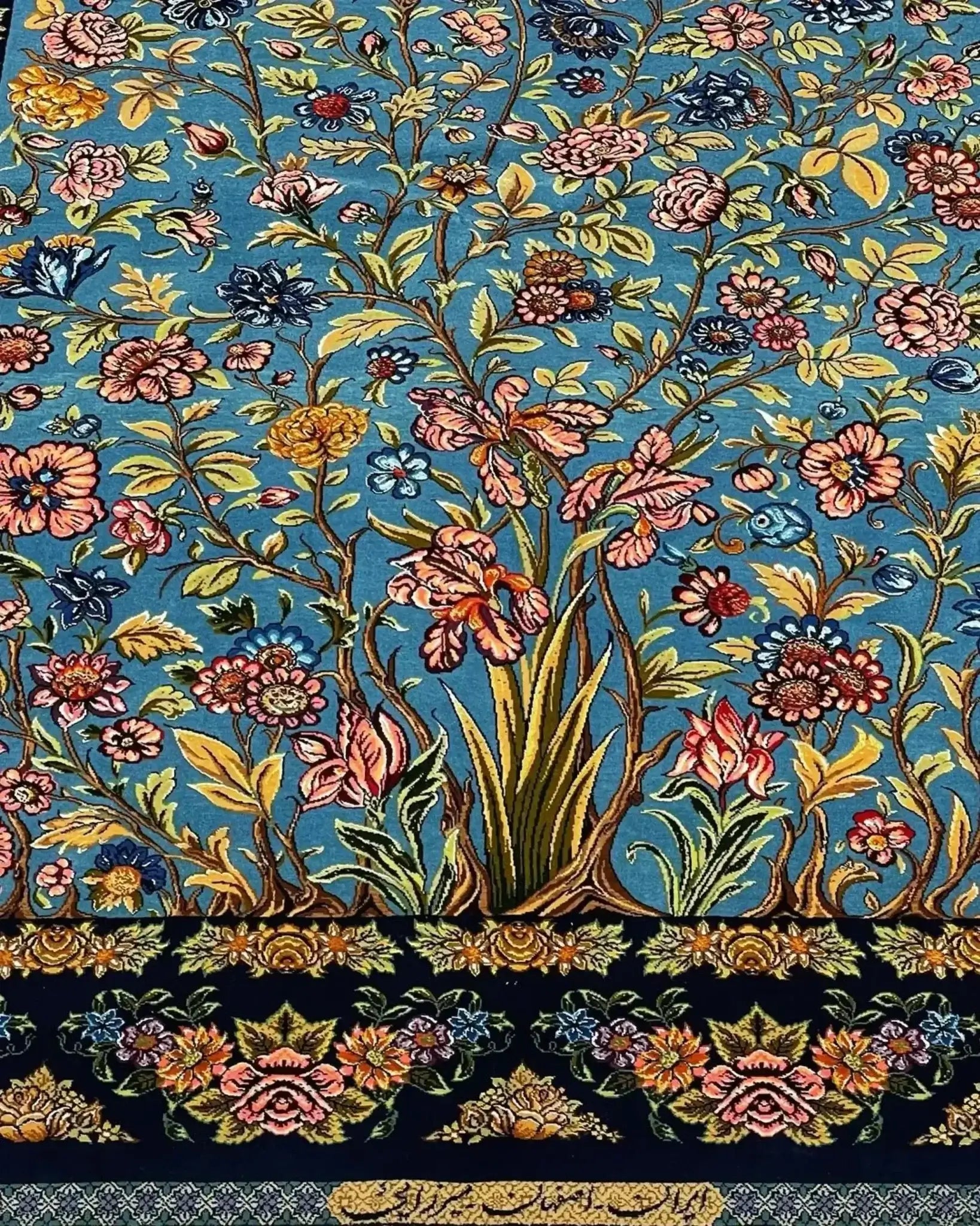 Luxurious Isfahan silk and wool Persian rug for sale, 170 cm x 107 cm